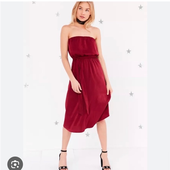 silence+noise Strapless Red Satin Dress (Urban
Outfitters) - Picture 2 of 9
